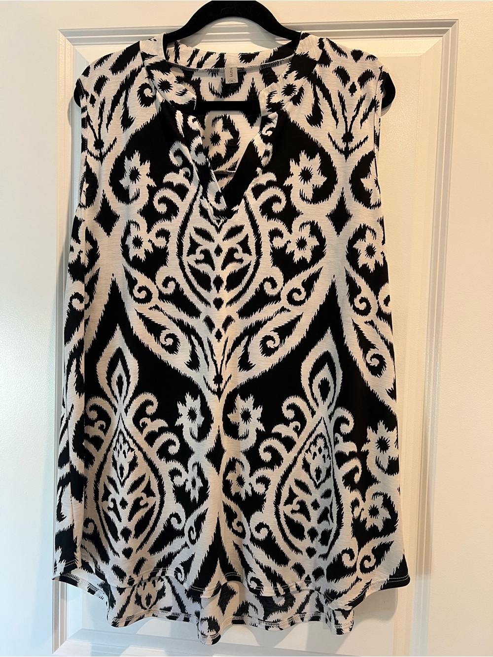 Honeyme Curvy Black and Alabadtet Printed Sleeveless Tunic Top